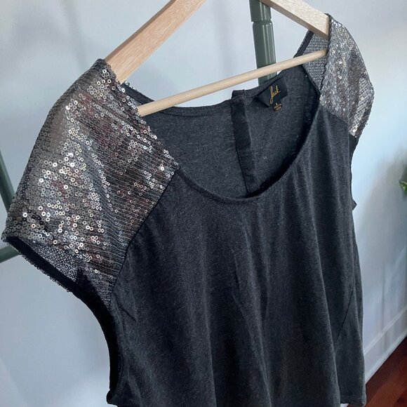 Sequin-shoulder scoopneck button-back tee in dark heathered grey - Picture 7 of 10